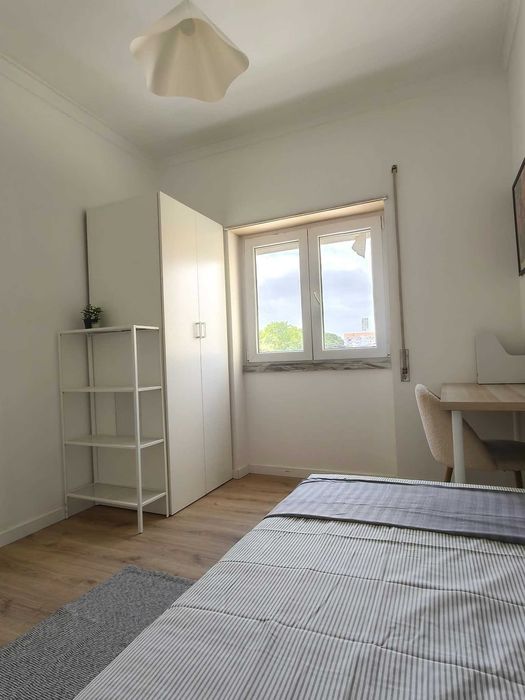 Quarto para arrendar em apt remodelado a 5min do metro para a FCT e Egas Moniz