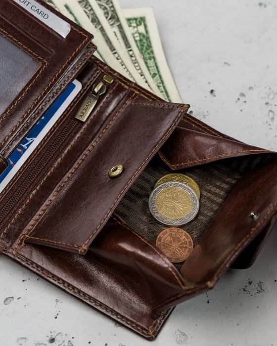 skórzany portfel męski brązowy pionowy z zapięciem