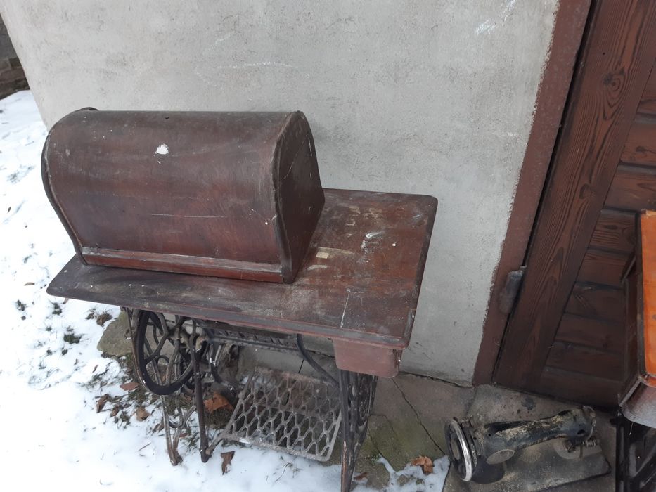 Dolna czesc zabytkowej maszyny SINGER