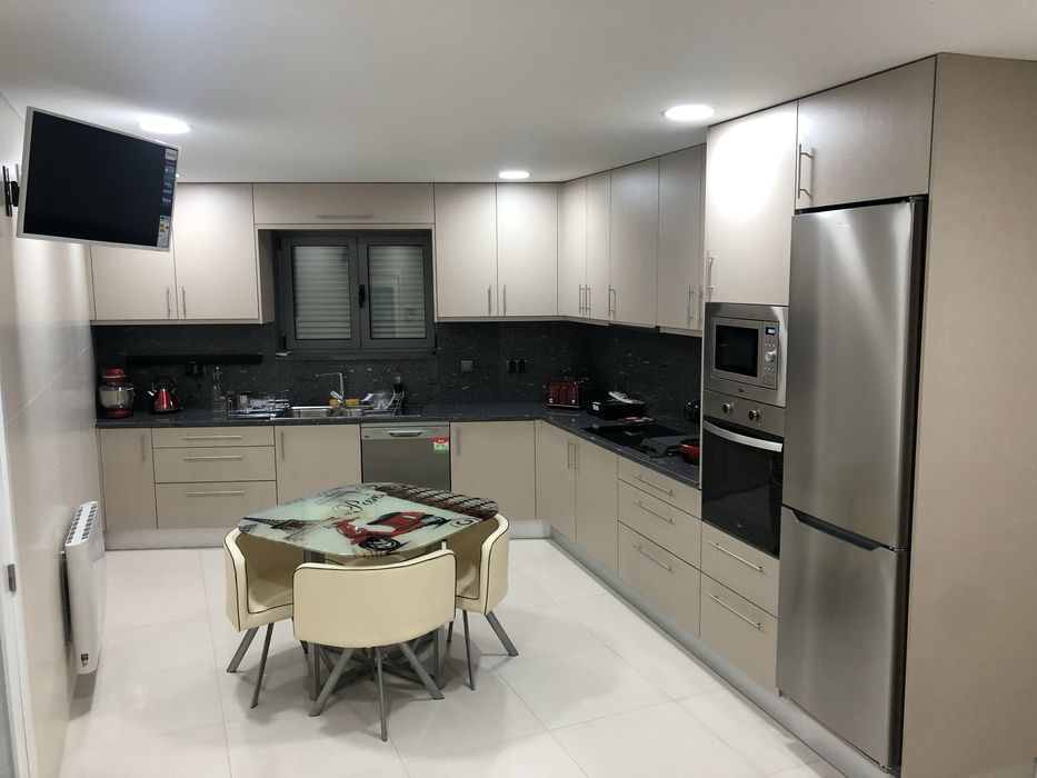 Arrendar Quarto Solteira em Moradia T3, com acesso à casa toda.