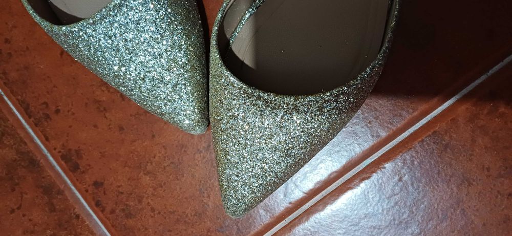 Sapatos dourados usados 1 vez num casamento