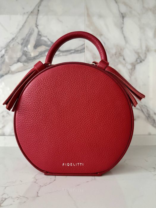 Червона сумка через плече Fidelitti. Красная круглая сумочка кросбади
