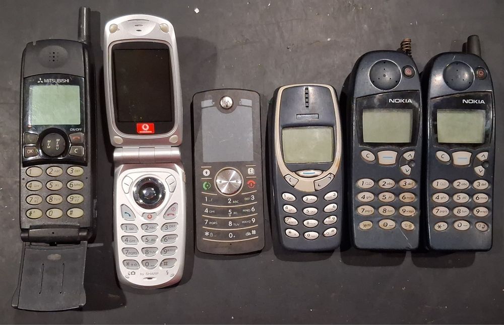 Diversos telemóveis  usados