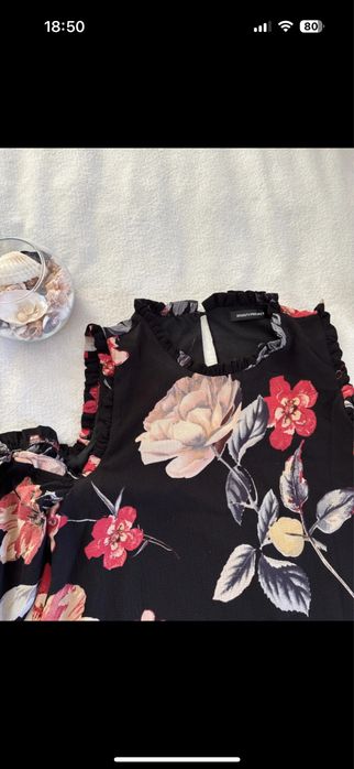 Sukienka z odkrytymi ramionami