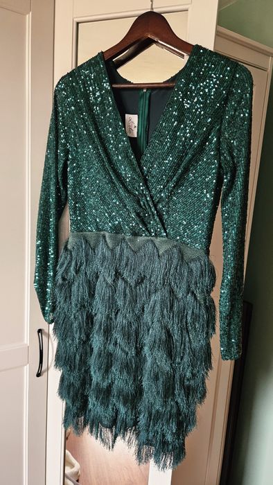 Sukienka wieczorowa butelkowa zieleń z cekinami frędzlami