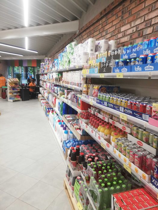 Стелажі, касові прилавки в магазин. Холодильні вітрини.