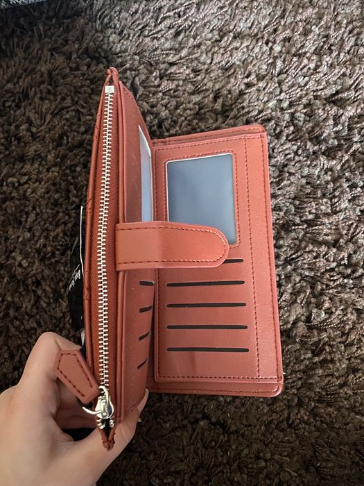 Mala e carteira novas