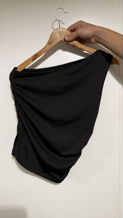 Top preto de um ombro com franzido lateral