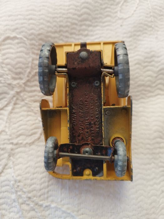 Carro muito antigo da Dinky Toys.  vendido no estado em que se encontr