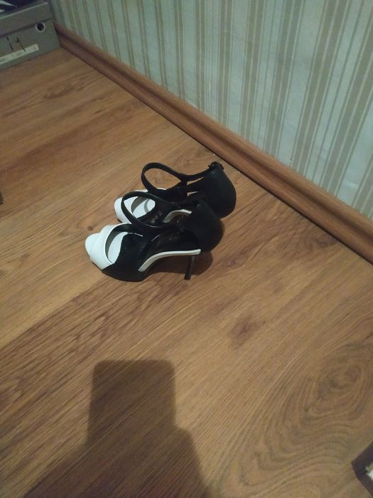 Кожаные босоножки