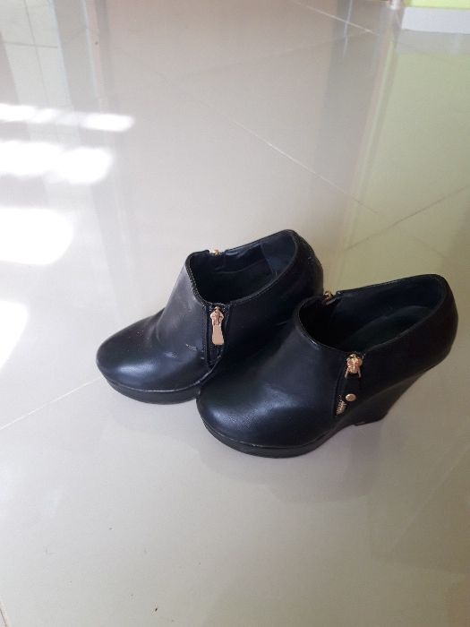 Buty na koturnie