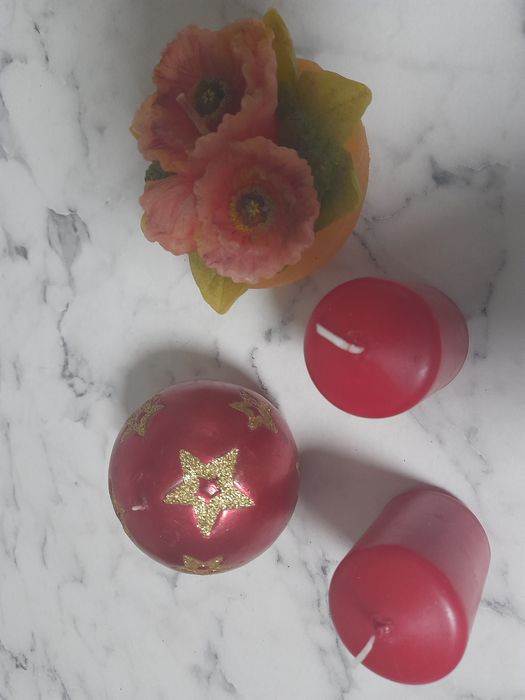 Свечки и подсвечники.