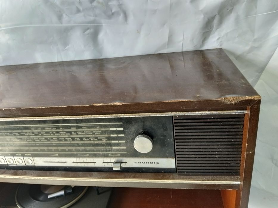 Móvel com radio e jira discos muito antigo neste momento não está a funcionar