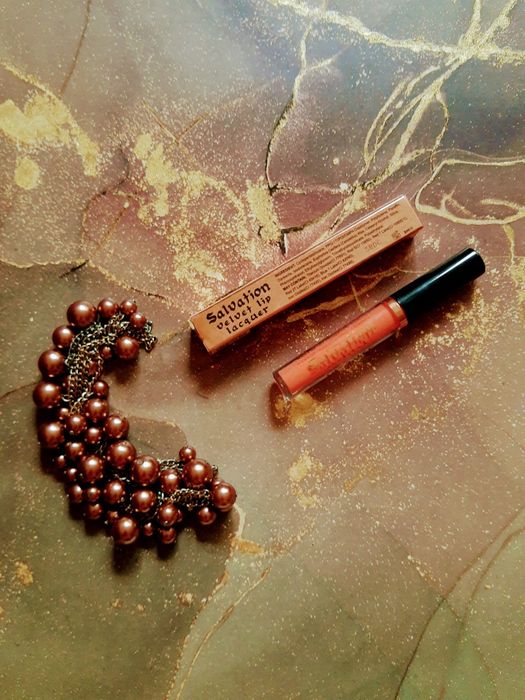 Make up Revolution lip lacqer matowa pomadka