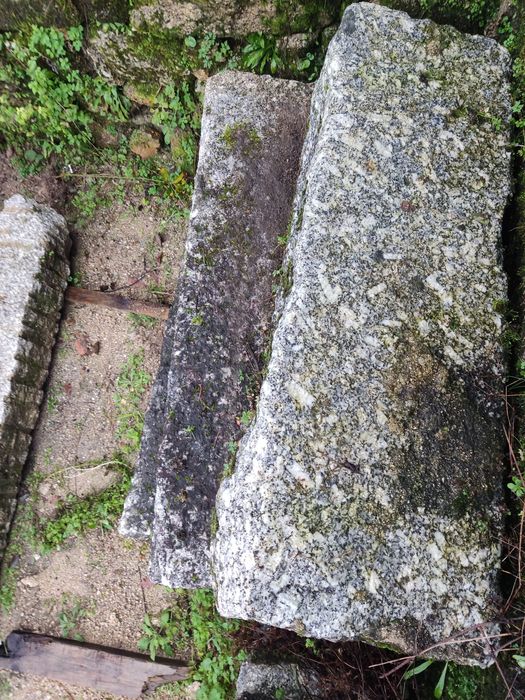 Degraus picados de pedra antiga