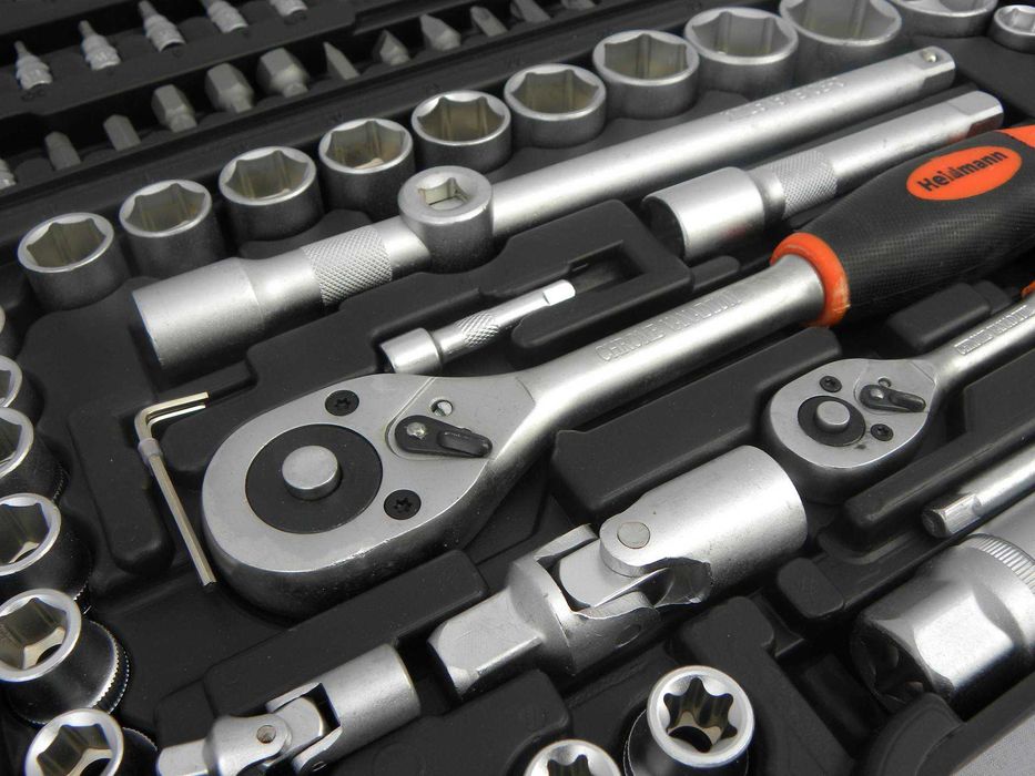 Набір ключів насадових .108 шт. Набор инструментов ключей.