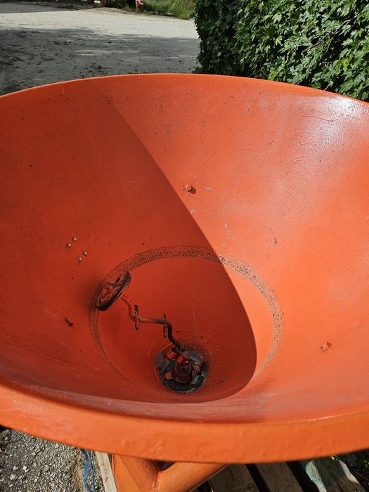 Adubador para adubo e sementes