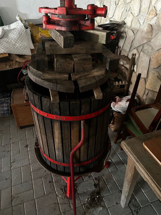 Prensa manual tradicional de uvas (lagar portátil)