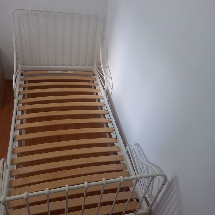 Cama de ferro branca de criança