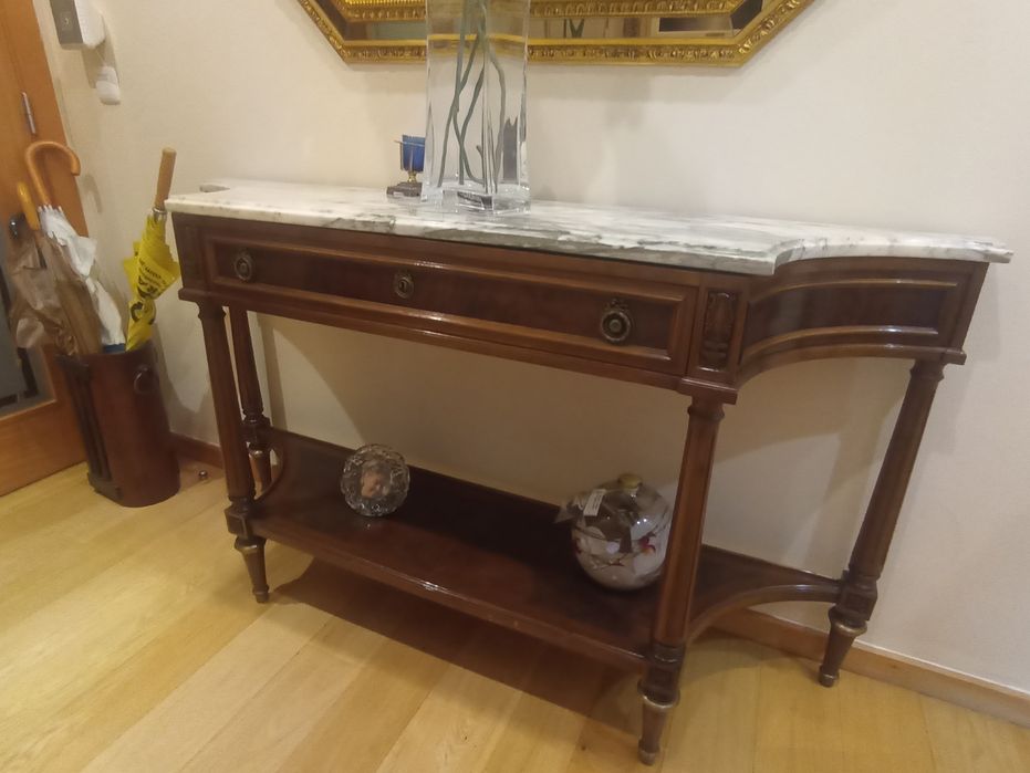 Móvel em madeira maciça e espelho