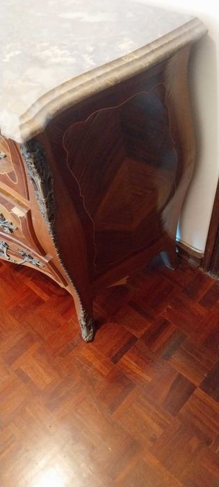 Cómoda antiga com tampo em mármore