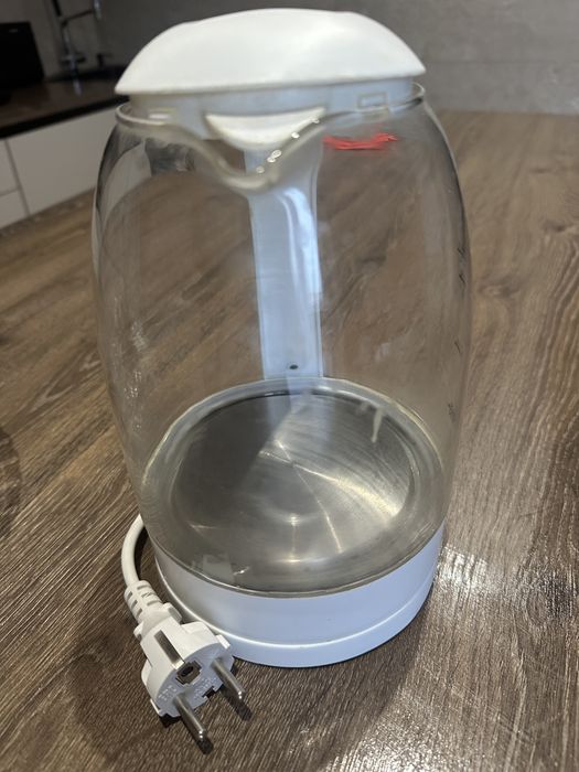 Електрочайник білий