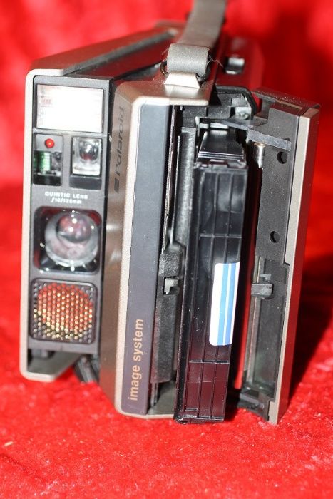 Máquina fotográfica Polaroid image systeam, a funcionar em pleno