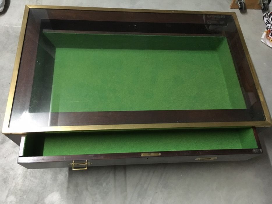 Mesa em mogno com tampo vidro