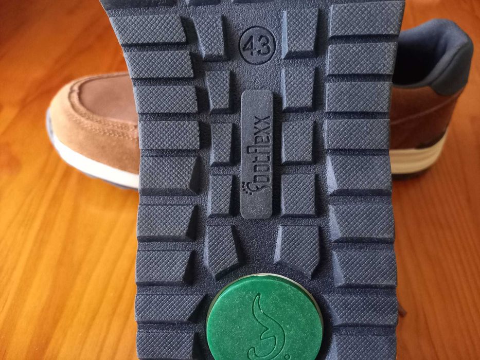 (NOVO, COM ETIQUETA) FootFlexx: Sapatilhas em Camurça para Homem