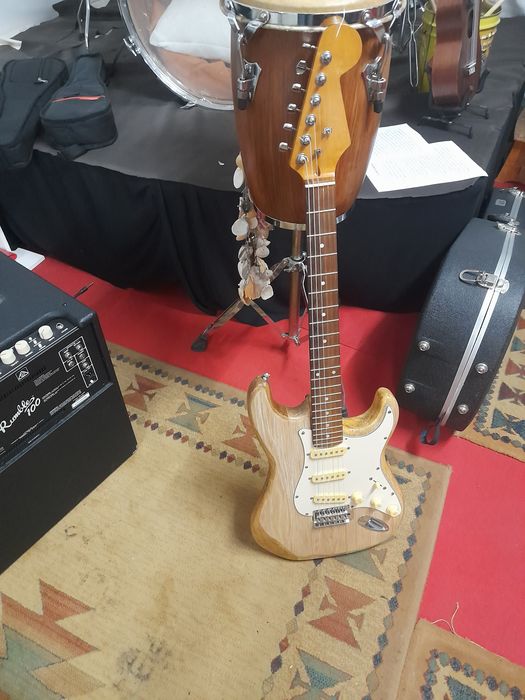 Guitarra vintage ,mas em muito bom estado.