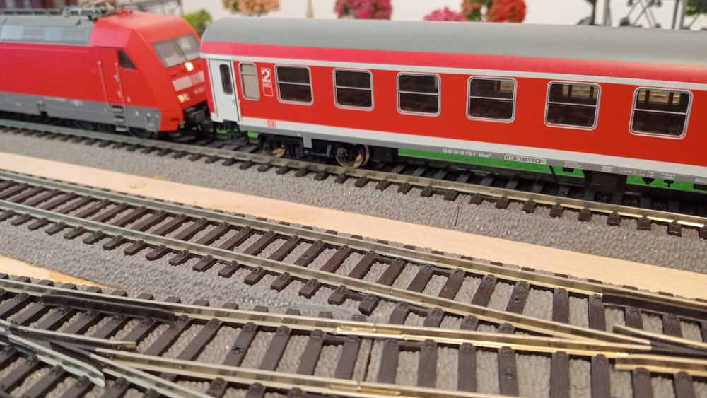 Zestaw BR 101 Fleischmann dekoderem + 3 wagony osobowe Roco H0