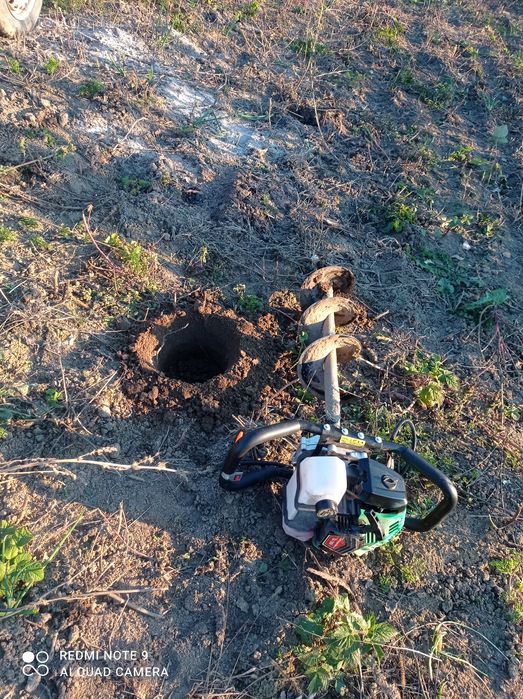 Бурінню ямок ,для малини та іншого .