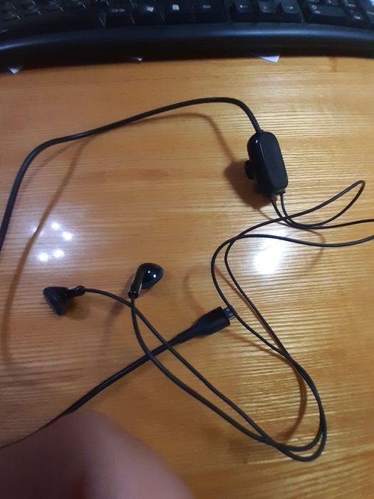 Наушники- NOKIA, зарядное- Samsung