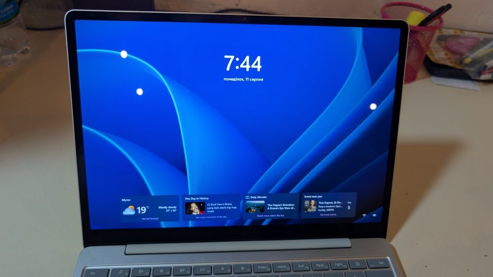 Microsoft surface laptop go 4/64