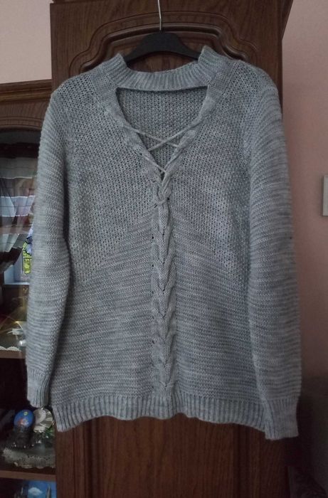 sweter szary z przeplatanym dekoltem