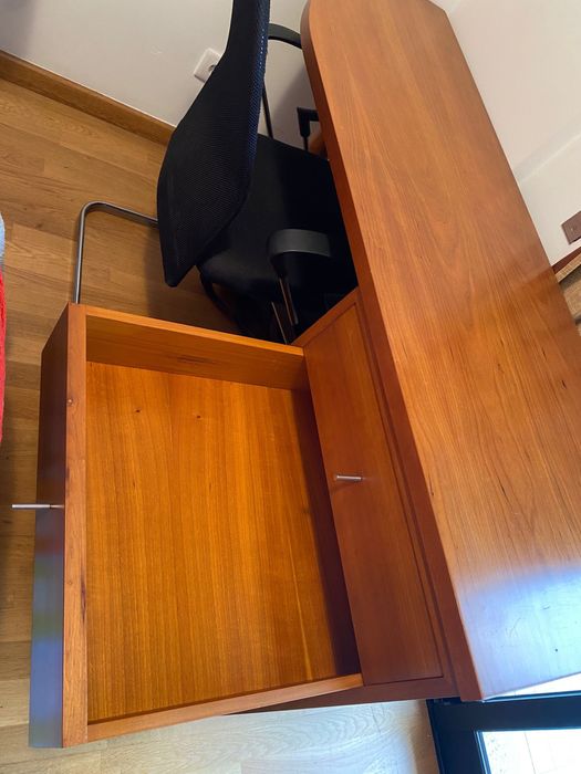 Conjunto Secretária de Madeira Maciça Nobre e Cadeira Moderna