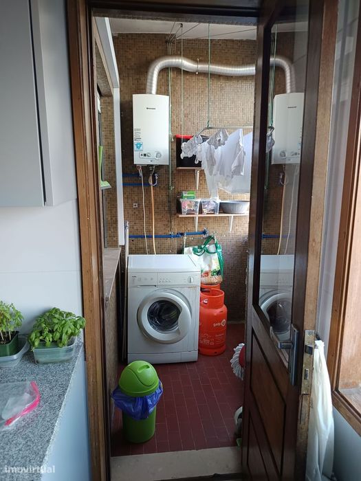 Apartamento T3 , na zona do Bonfim, com lugar de garagem e elevador.
