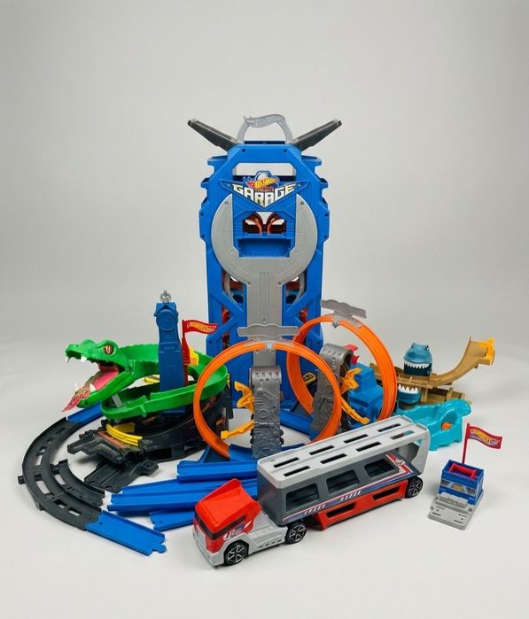 Вживаний набір Hot Wheels Mega Garage з треками