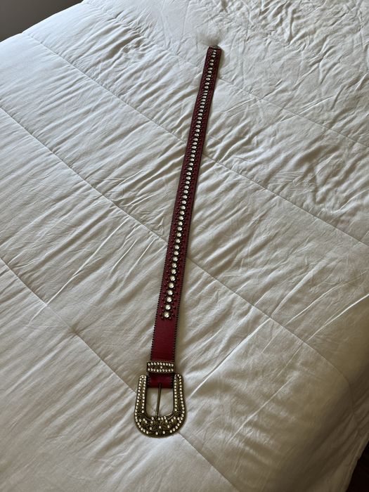 Cinto em pele vermelha com brilhantes