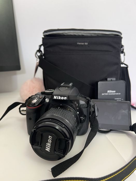 Nikon D5300 + AF-S DX 18-55mm f/3.5-5.6G VR