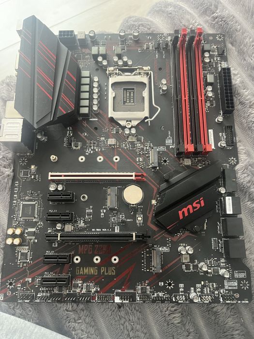 Материнська плата MSI MPG Z390 Gaming Plus - погнуті піни сокета
