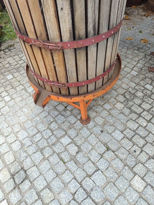 Prensa com base em ferro