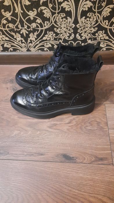 Кожаные  зимние ботинки Estro