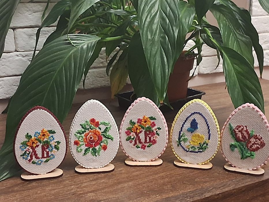 Великодні вишиті яйця сувеніри