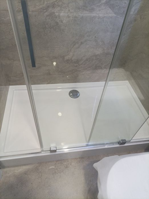 Sprzedam nowy prysznic plus nowy stolik zloty