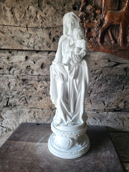 Piękna biskwitowa Maryja z dzieciątkiem Jezus  Matka Boska