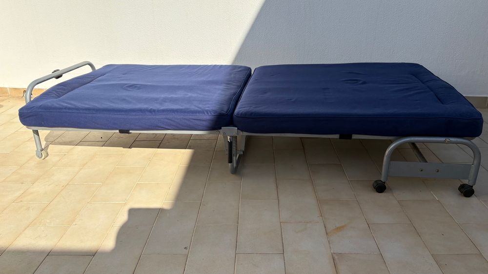 Sofá cama azul dobrável