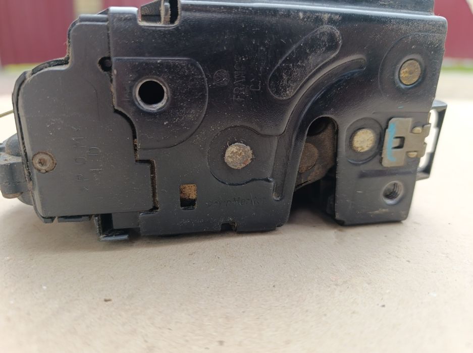 Замок задньої правої дверки Touran