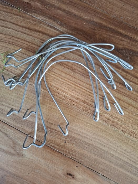 Spinki, zapinki, fiksy z drutu do malin