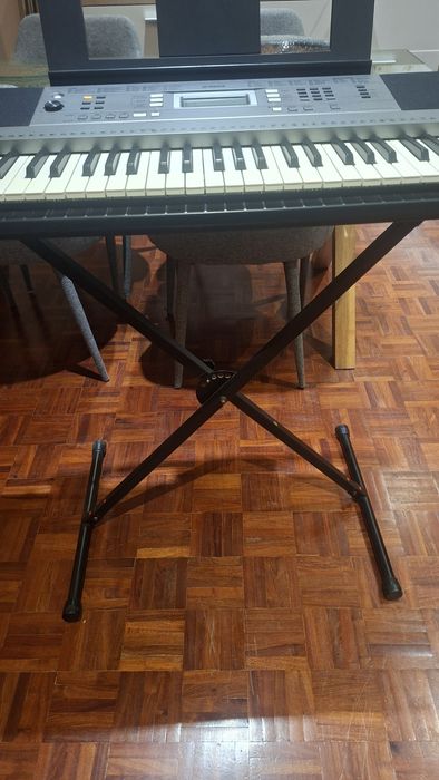 Piano/Teclado Yamaha PSR-E353 com stand
